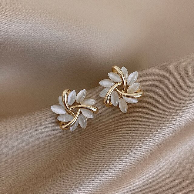 Boucles d'oreilles blanches luxueuses avec opale en or