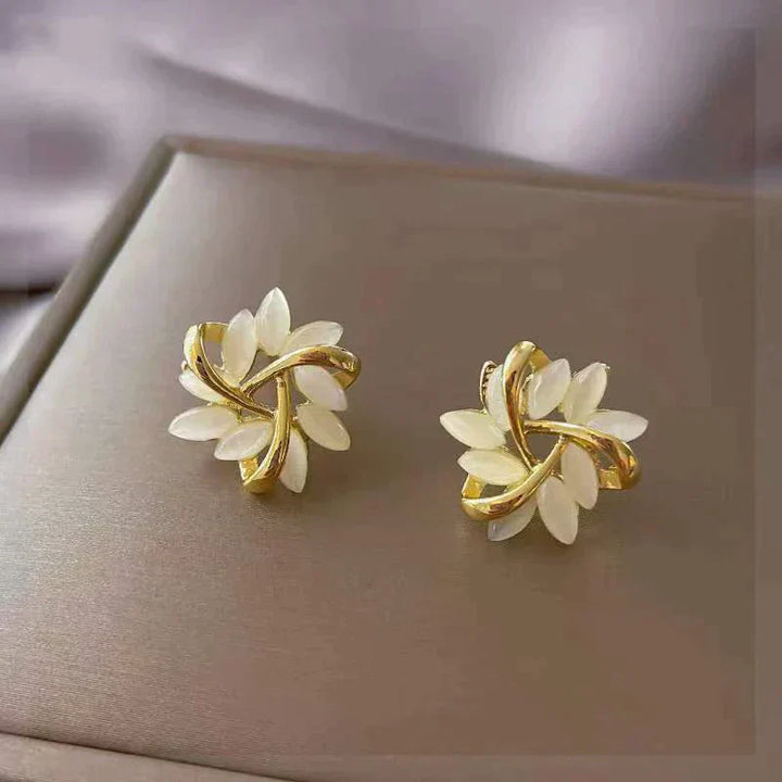 Boucles d'oreilles blanches luxueuses avec opale en or