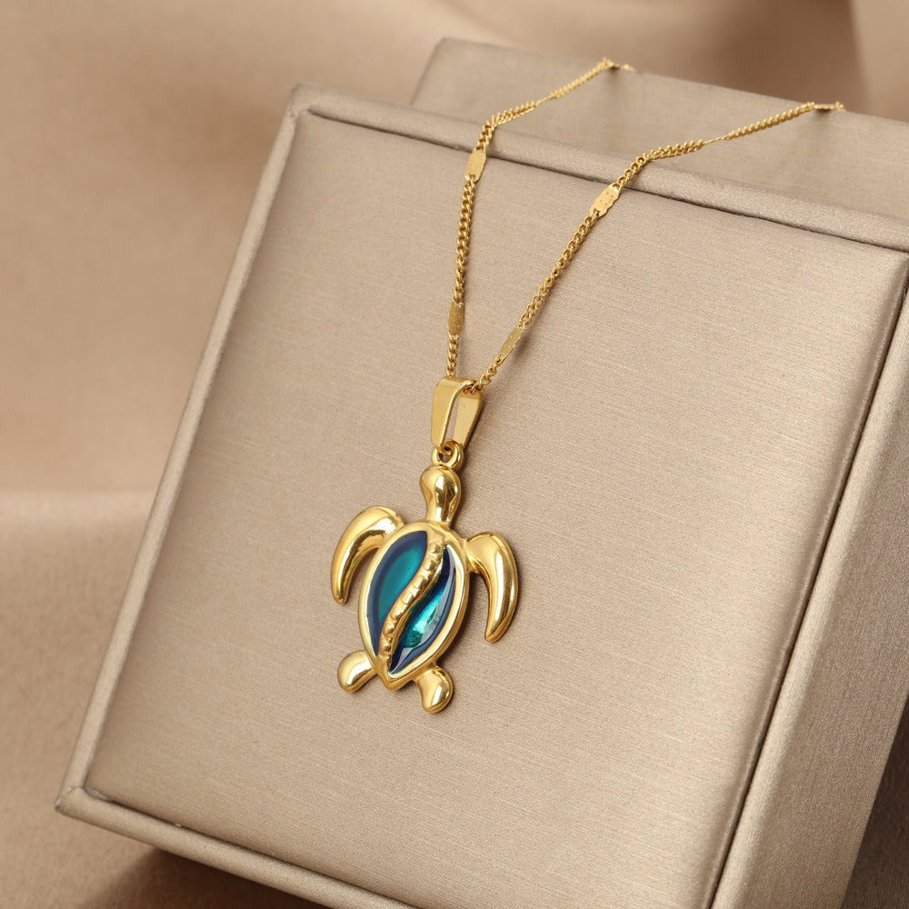 Chantal™ | Collier Tortue en Or avec Opale Bleue